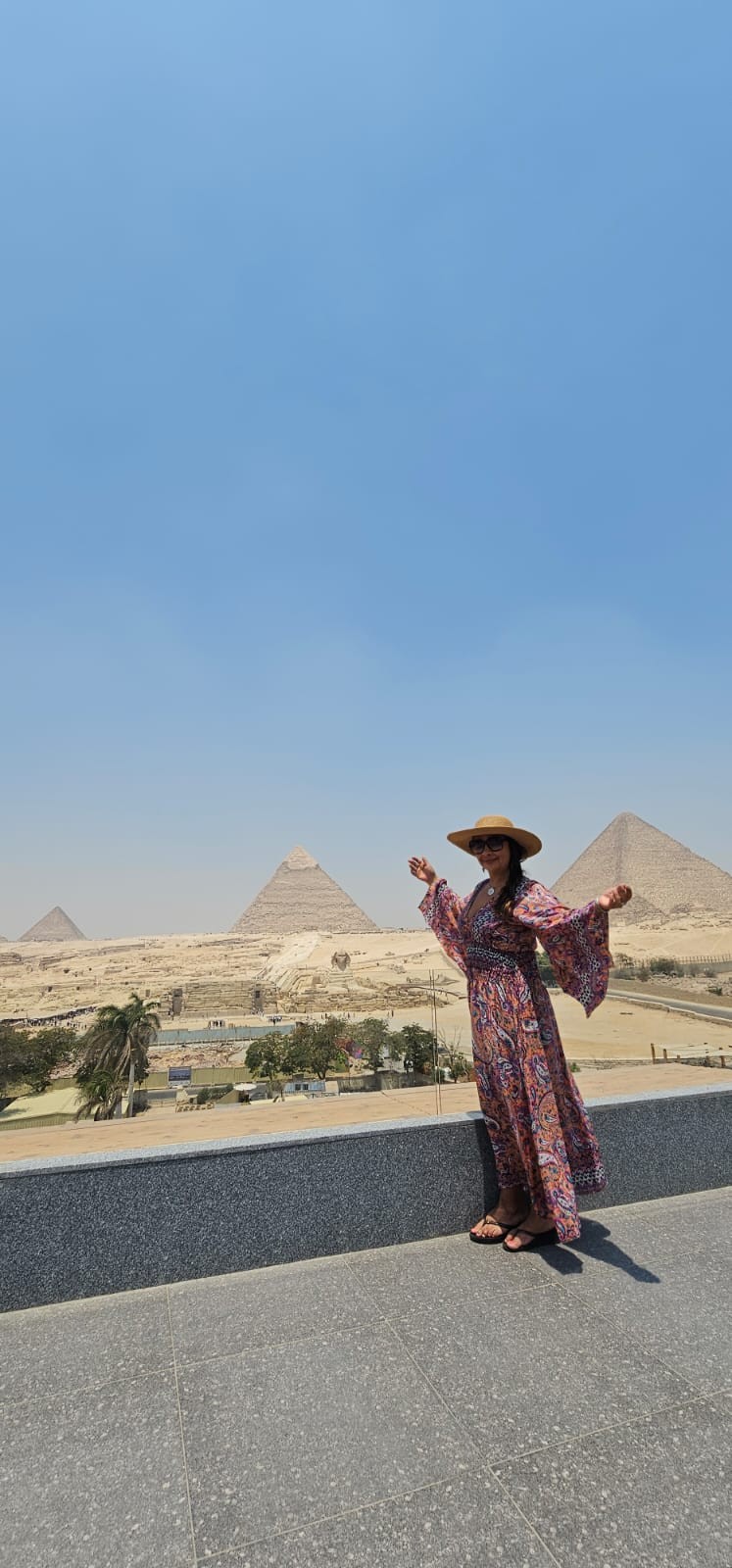 Jas frente a las pirámides de Giza