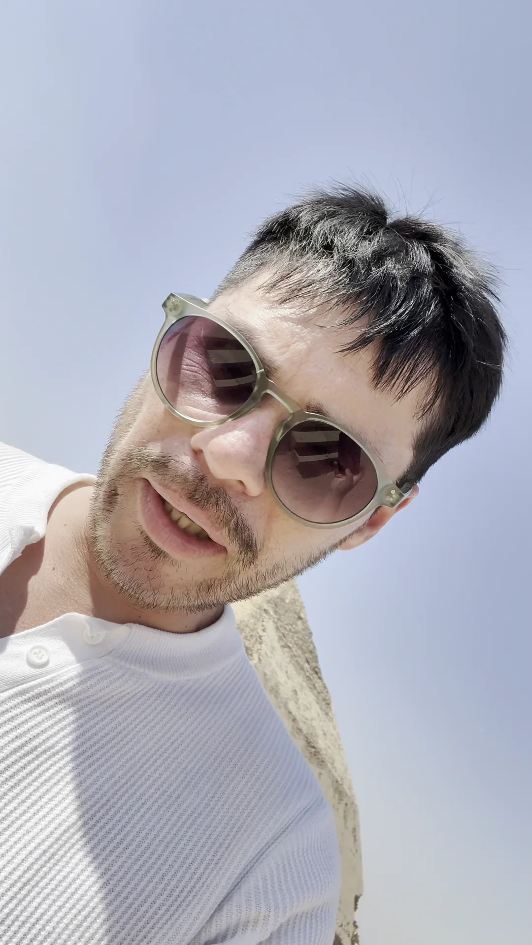 Daniel Palominos en Egipto, frente a las pirámides de Dahshur