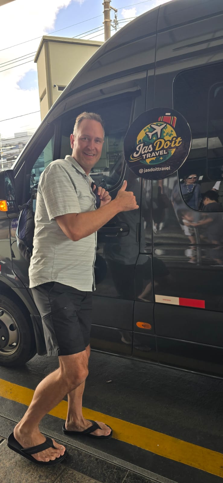 Greg junto a la van de Jas Do It Travel en Morro de São Paulo