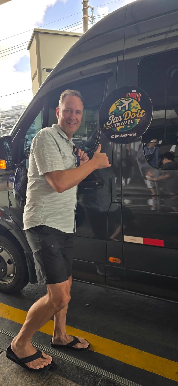 Greg junto a la van de Jas Do It Travel en Morro de São Paulo