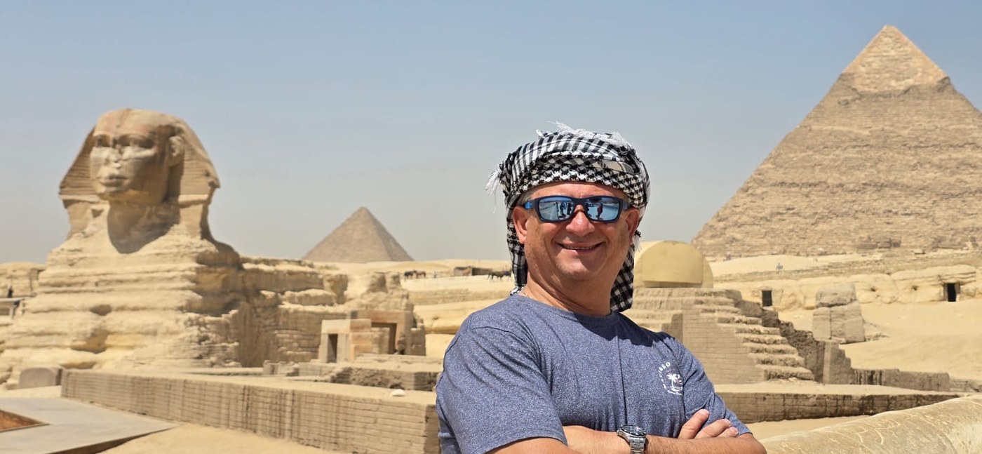 Walter frente a la Esfinge y las pirámides de Giza